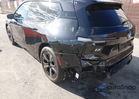 2024 BMW Ix xDrive50 z USA, uszkodzony, nr VIN WB523CF09RCP90639